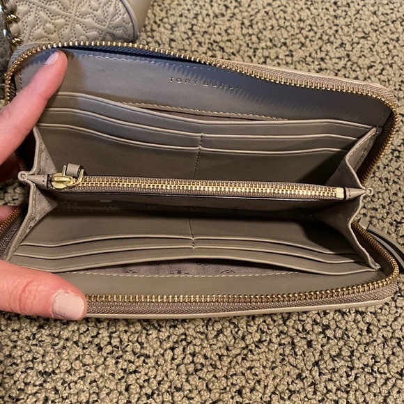 STUNNING Tory Burch Gray Leather Shoulder Bag in EUC